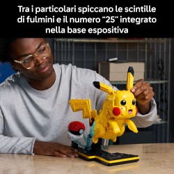 LEGO Pokémon 72152 Pikachu e Poké Ball, Kit di Modellismo con Figura Snodabile ed Espositore, Regalo per Gamer da Collezione